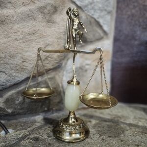 Vintage-style brass balance scale With Figure And Marble Body
